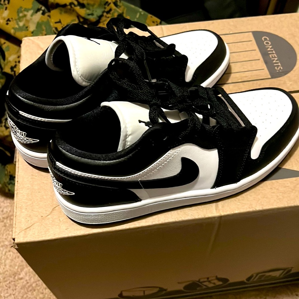 Never worn Nike Air Jordan’s women’s size 9